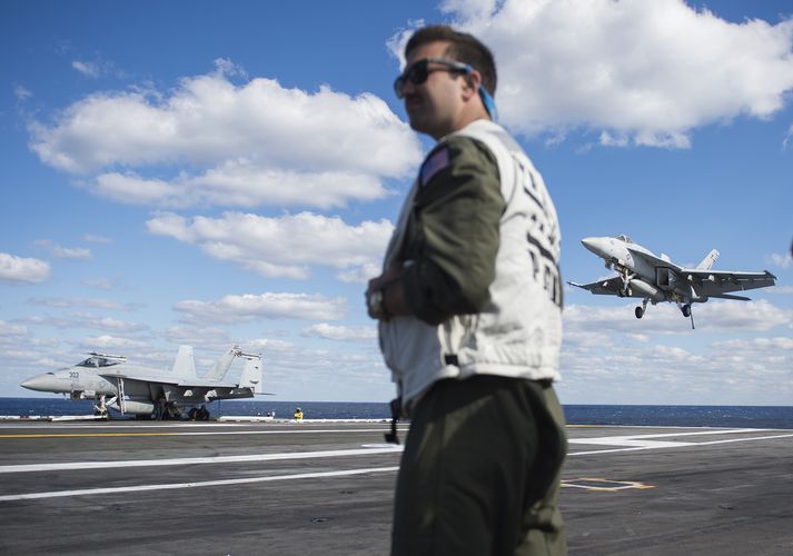 Leslie Hubbell, talskona sjóhersins, sagði að flugmenn á F/A-18 Growler orrustuþotu hefðu verið að verki.