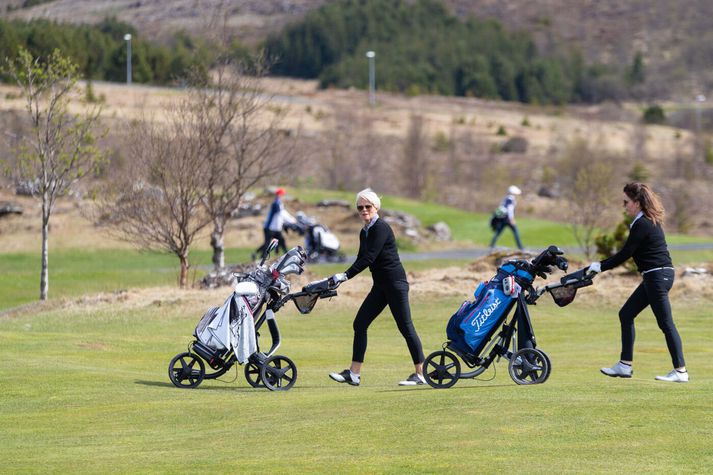 Þó það sé skýjað er alltaf hægt að kíkja í golf.