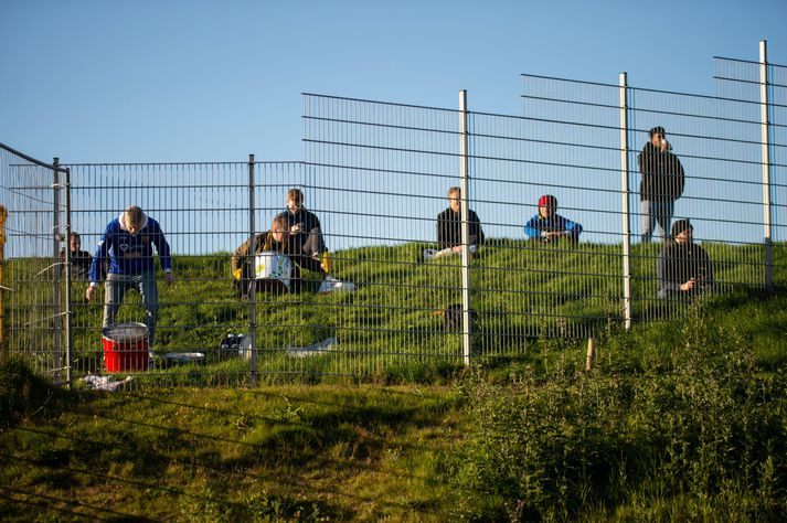 Engir áhorfendur máttu mæta á íþróttaleiki í tvær vikur eftir að keppni í íþróttum hófst að nýju 14. ágúst. Þessir áhorfendur komu sér fyrir utan girðingar á leik Gróttu og Breiðabliks. Nú mega 100 manns vera í sömu stúku.