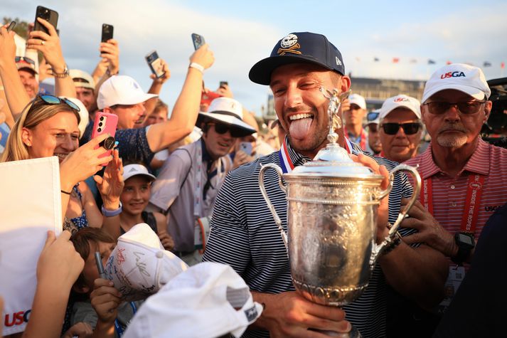 Bryson DeChambeau fagnar hér með bikarinn eftir sigur sinn á Opna bandaríska meistaramótinu á  Pinehurst vellinum.