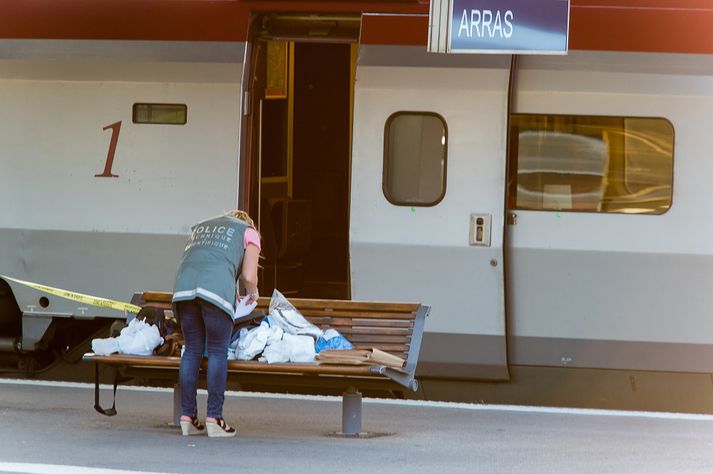 Lögreglumaður að störfum á vettvangi.