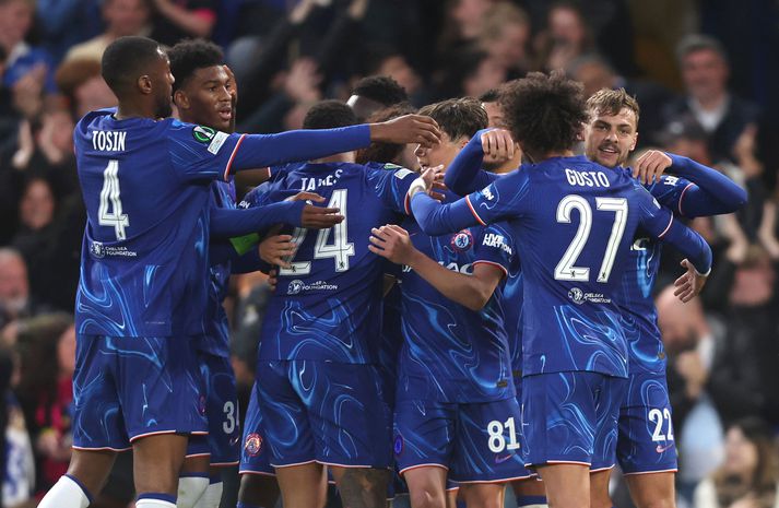 Chelsea menn fagna eina marki leiksins sem Dewsbury-Hall skoraði