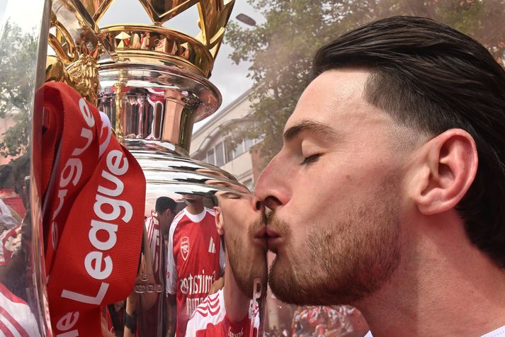 Declan Rice kyssir Englandsbikarinn í sigurskrúðgöngu Arsenal-manna.