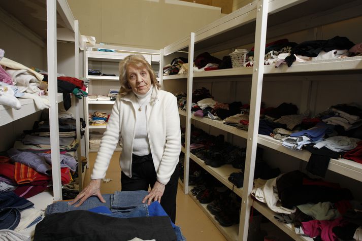 Jóna Arthursdóttir er ein þeirra sem vann sem sjálboðaliði að fatasöfnunarverkefni Rauða krossins.