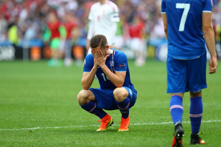 Gylfi Þór Sigurðsson leikmaður íslenska liðsins svekktur í leikslok. 