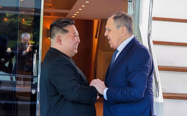 Sergei Lavrov heimsækir Kim Jong Un í Norður-Kóreu. Myndin var birt af ríkismiðli Norður-Kóreu.