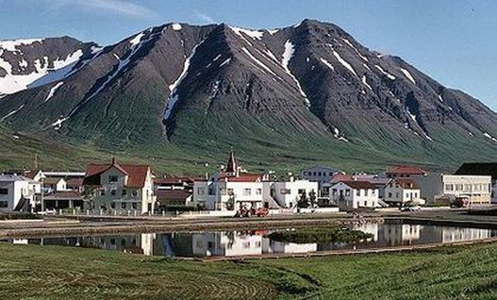 Björgunarfélagið Tindur segir að ekki hafi reynst að manna vettvangsliðateymi á sjúkrabílinn í sjálfboðavinnu. Því hefur Tindur sagt sig frá málinu.