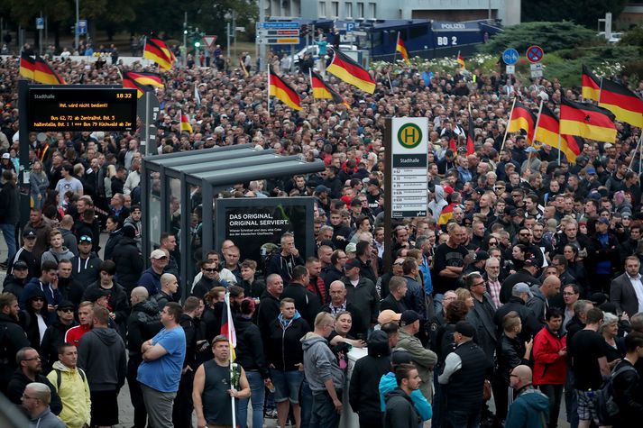 Innflytjendastefnu þýskra yfirvalda var mótmælt í Chemnitz. Nasistakveðjur hafa sést í mótmælunum.