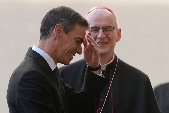 Pedro Sánchez, forsætisráðherra Spánar, (t.v.) var staddur í Páfagarði í opinberri heimsókn þegar fréttir bárust af húsleit lögreglu í höfuðstöðvum Sósíalistaflokks hans.