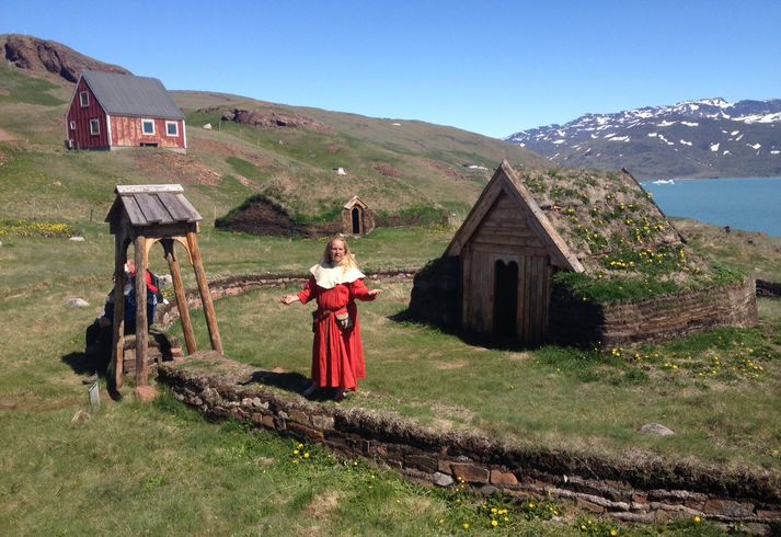 Edda Lyberth fararstjóri leikur söguna með tilþrifum við Þjóðhildarkirkju í Brattahlíð, landnámsjörð Eiriks rauða á Grænlandi. Kirkjan var reist í tilefni afmælis landafundanna árið 2000 í mynd upphaflegar kirkju Þjóðhildar, eiginkonu Eiríks.