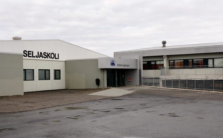Fjórir kennarar sögðu upp fyrr í mánuðinum en fjórtán bættust til viðbótar í dag.