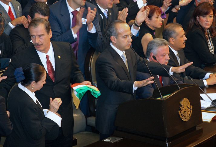 Felipe Calderon stendur í pontu þingsins en við hlið hans er Vicente Fox, fyrrverandi forseti.