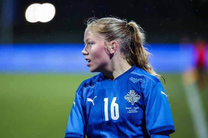 Amanda Jacobsen Andradóttir í leik með íslenska landsliðinu í haust.