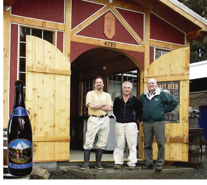 Félagarnir Charles Porter bruggari, David Logsdon og Auðunn fyrir utan brugghúsið í Oregon. 
