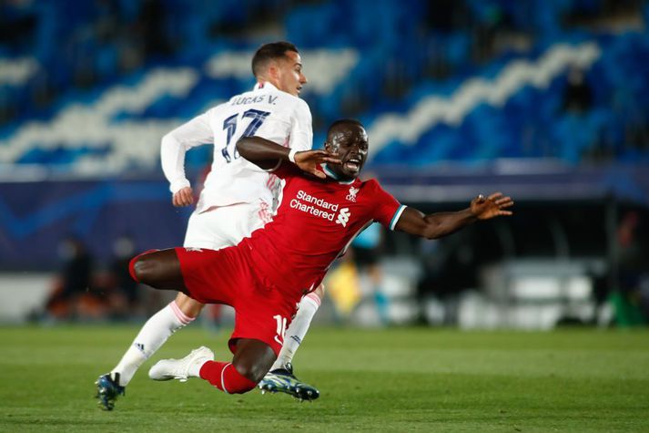 Sadio Mané féll við þegar Lucas Vazquez fór af þunga utan í hann í aðdraganda annars marks Real Madrid í gærkvöld.