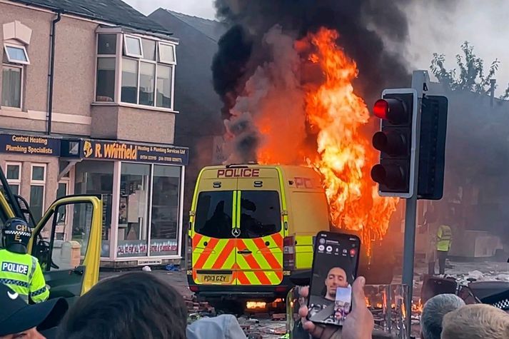 Lögreglubíll stóð í ljósum logum í Southport í kvöld. 