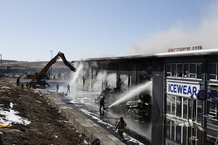 Fyrirtækið Geymslur segir að altjón hafi orðið á efri hæðum hússins.