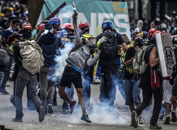 Fjölmargir særðust í mótmælum í höfuðborginni Caracas í gær.