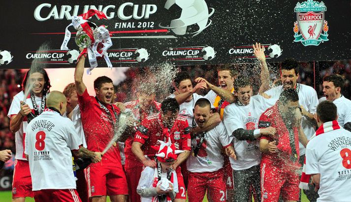 Leikmenn Liverpool fagna hér sigrinum á Wembley.