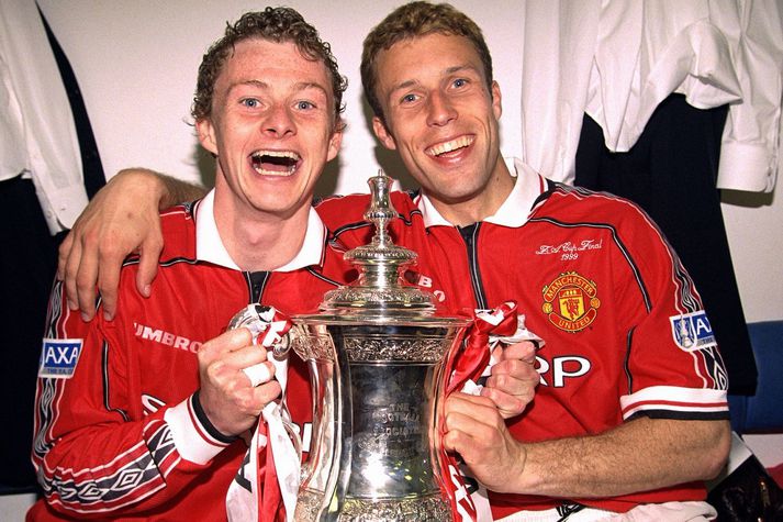 Ole Gunnar Solskjær og landi hans Ronny Johnson með enska bikarinn á þrennutímabilinu 1998-99. Solskjær þekkir það sem leikmaður að vinna titla með Manchester United.