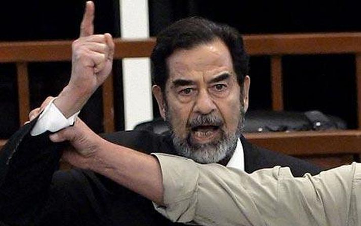 Saddam Hussein við réttarhöldin.