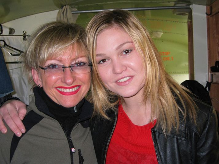Ragna Fossberg í góðum félagsskap leikkonunnar Juliu Stiles við vinnslu á myndinni, A little Trip to Heaven, árið 2005