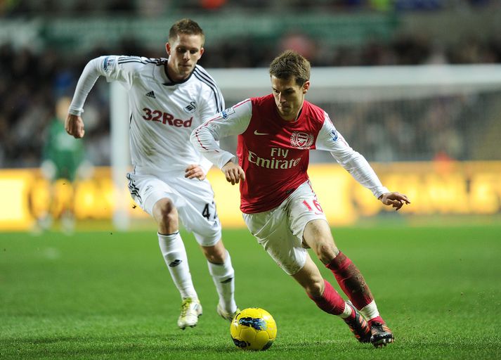 Gylfi Þór eltir Aaron Ramsey í sigurleik Swansea á Arsenal fyrir viku þegar Hafnfirðingurinn lagði upp sigurmarkið.