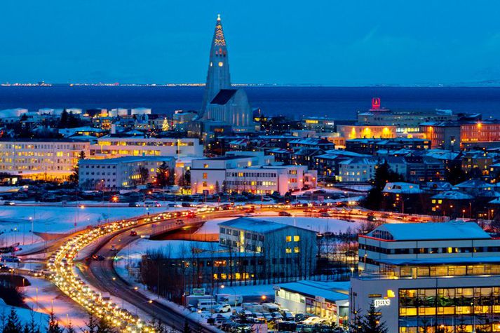 Jarðarstundin hefst klukkan hálf níu.
