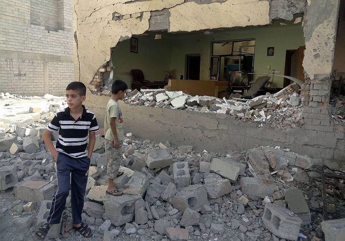 skemmdir kannaðar Þessir drengir skoðuðu skemmdirnar sem urðu eftir að bílasprengja sprakk í borginni Kirkuk í gærmorgun. nordicphotos/afp