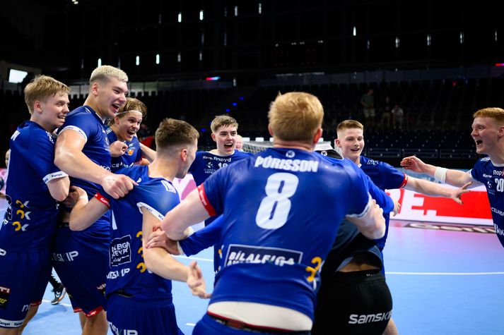 Íslensku strákarnir fagna sigrinum á Portúgal á fimmtudaginn.
