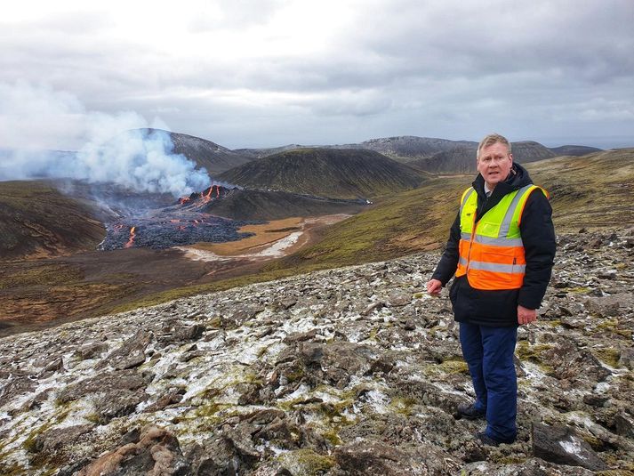 Kristján Már á Fagradalsfjalli með gosið í baksýn í morgun.