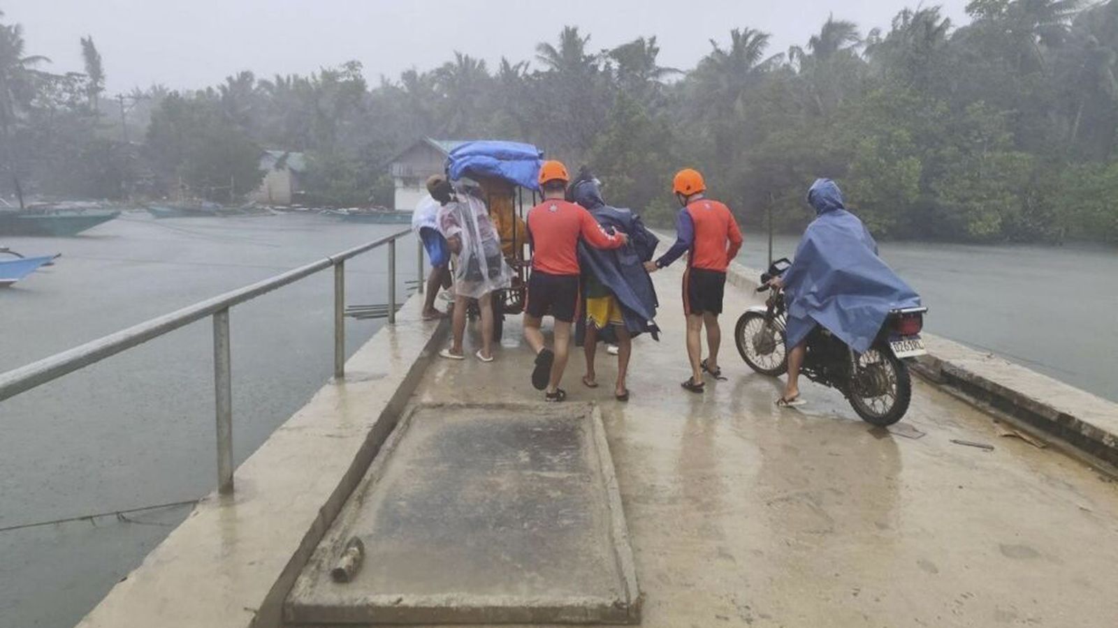 Nærri milljón rýmir vegna ofurfellibyls