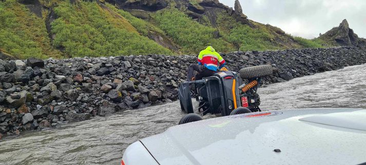 Björgunarsveitir og sjúkraflutningar voru komin á staðinn klukkan 15 og þyrla um 15:35 og var þá sjúklingur fluttur um borð í hana.