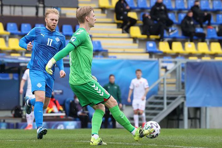 Sveinn Aron og Oliver í baráttunni í leik Íslands og Dana í Ungverjalandi.