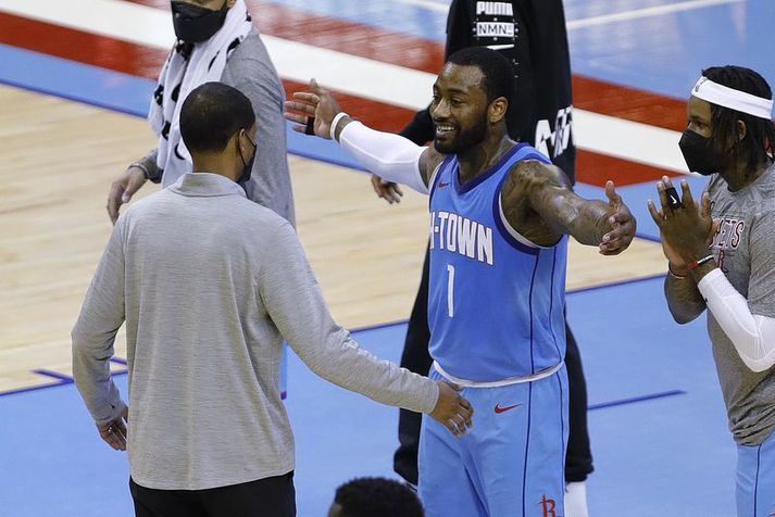 John Wall faðmar Stephen Silas þjálfara eftir langþráðan sigur Houston Rockets liðsins í nótt.