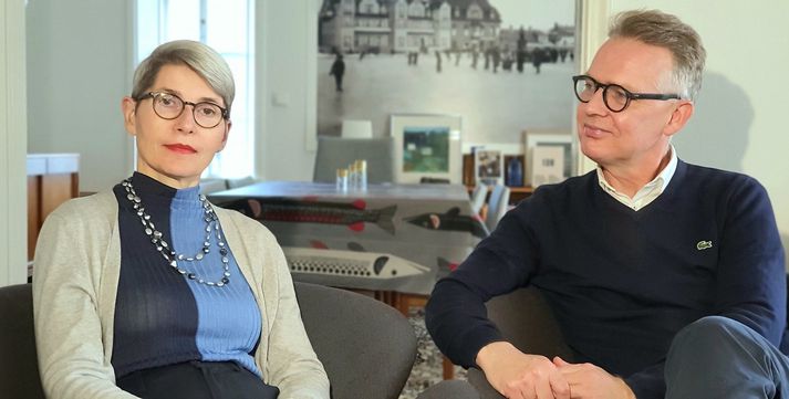 Ellý Katrín Guðmundsdóttir og Magnús Karl Magnússon fá að snúa aftur á kjörstað þar sem Magnús fær að aðstoða Ellý við að greiða atkvæði.