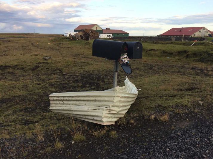 Þrír skýstrókar fóru yfir við bæinn Norðurhjáleigu á föstudag. Brak fauk fleiri hundruð metra.