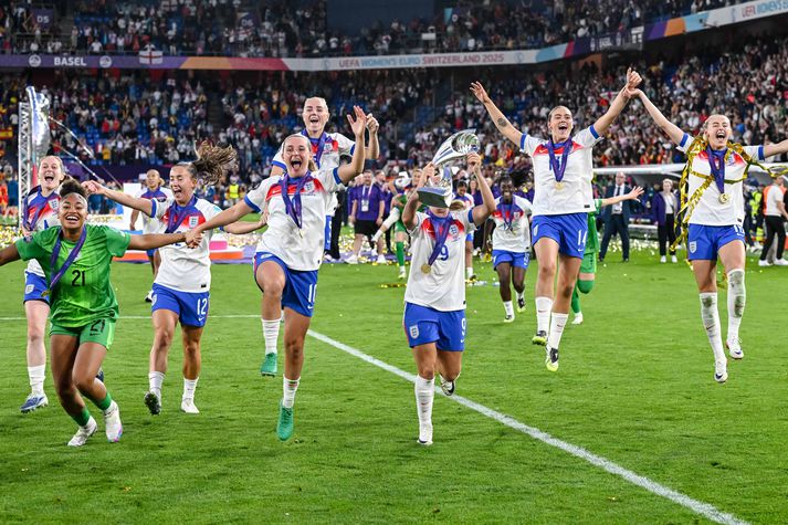 Frábær árangur enska kvennalandsliðsins í fótbolta, sem hefur unnið EM tvisvar í röð, hefur hjálpað mikið til að auka sýnileika kvenna í íþróttum í Bretlandi.