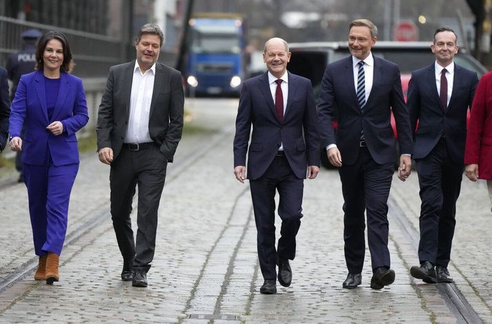 Græningjarnir Annalena Baerbock og Robert Habeck, Jafnaðarmaðurinn Olaf Scholz og Frjálslyndi demókratarnir Christian Lindner og Volker Wissing.