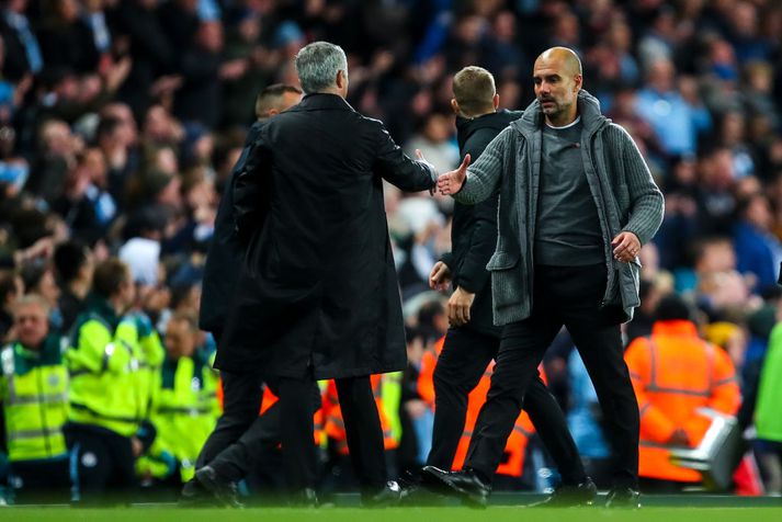 Félagarnir takast í hendur eftir Manchester-slaginn rétt áður en Mourinho fékk sparkið.