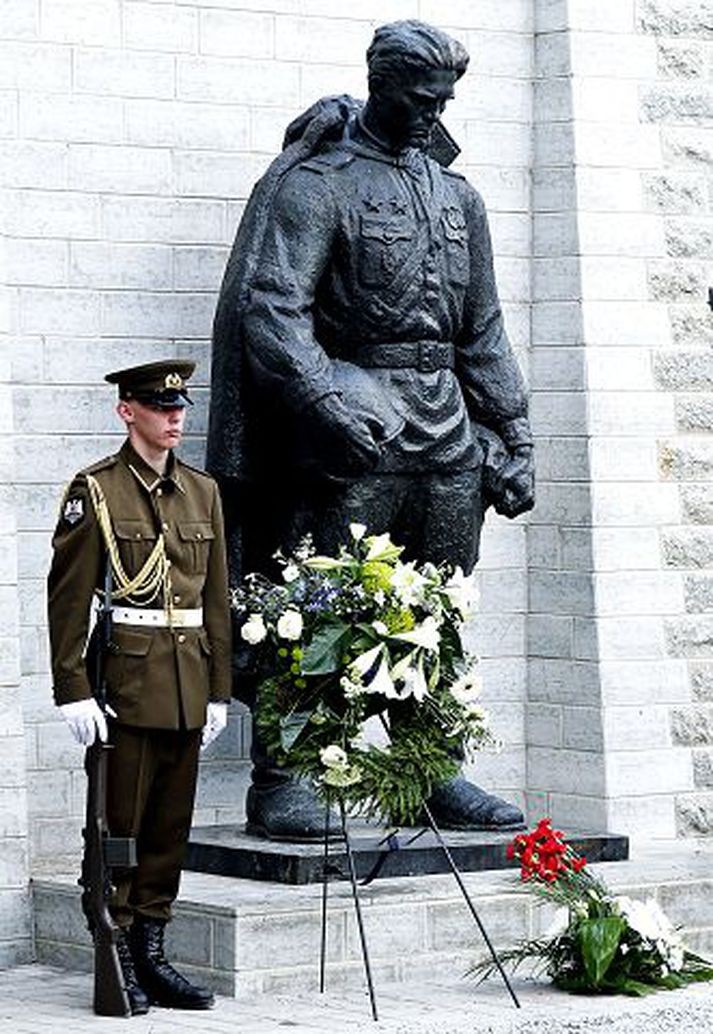 Eistneskur varðmaður við nýjan hvílustað sovésku hermannanna við minnismerkið umdeilda, Bronshermanninn.