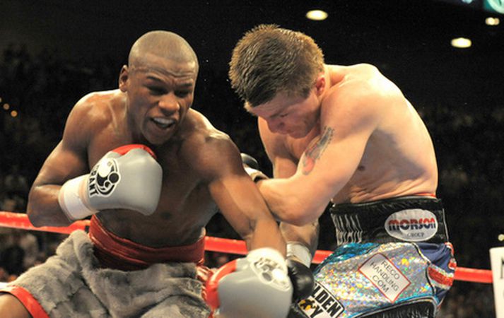 Úr bardaga Mayweather og Hatton fyrir ári síðan.