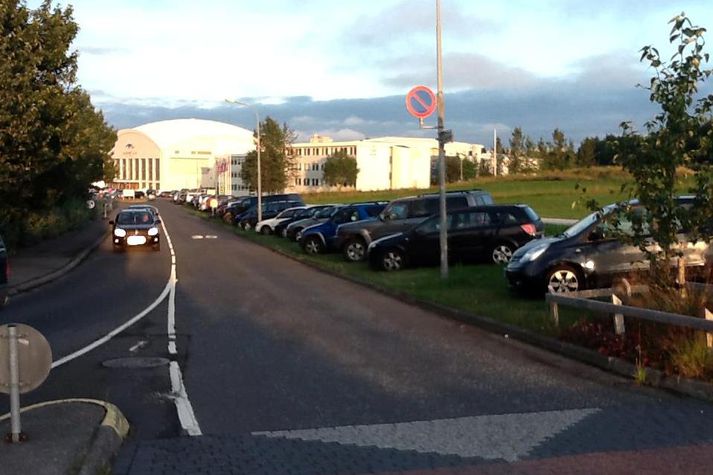 Um 50 bifreiðum var lagt ólöglega í Laugardalnum í kvöld.