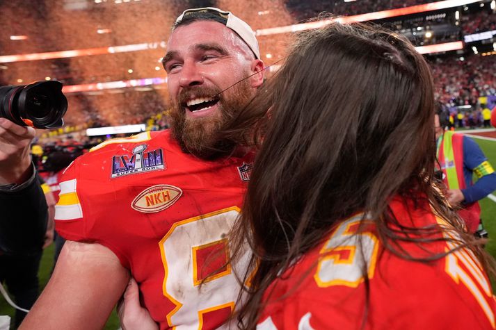 Travis Kelce fagnar sigri Kansas City Chiefs liðsins í Super Bowl leiknum.