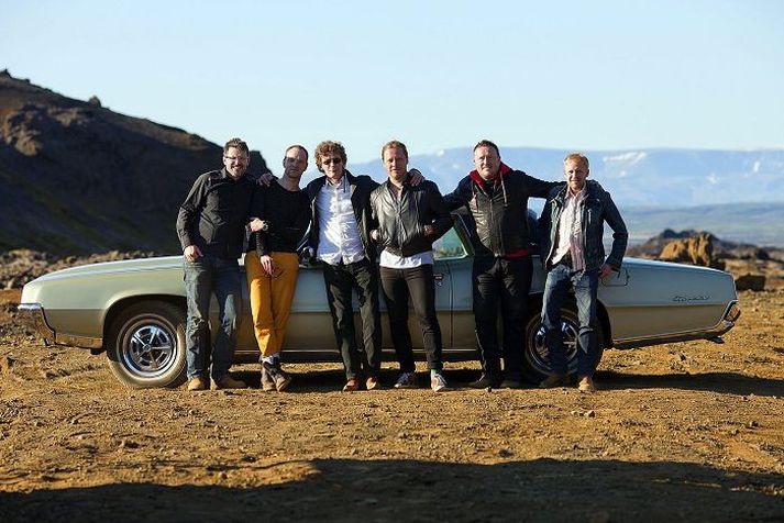 Hljómsveitin Stolið ásamt gítarleikaranum Danny Pollock við forláta kaggann Ford Thunderbird 67‘ sem er í lykilhlutverki í nýja myndbandinu.