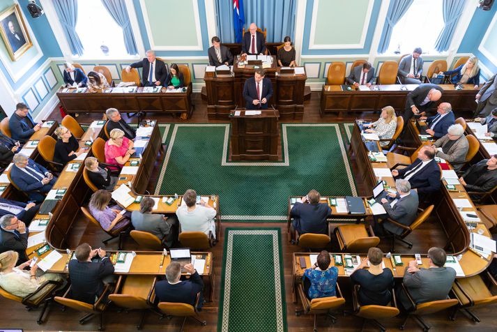 Meirihluti Íslendinga vill nýja stjórnarskrá í anda tillagna stjórnlagaráðs.