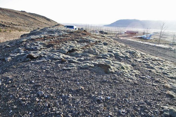 "Flugvélin rann eftir hryggnum, kastaðist yfir veg og hafnaði loks á grasbala við sumarbústað, um 70 metrum frá þeim stað þar sem hún kom fyrst niður,“ segir rannsóknarnefnd samgönguslysa.