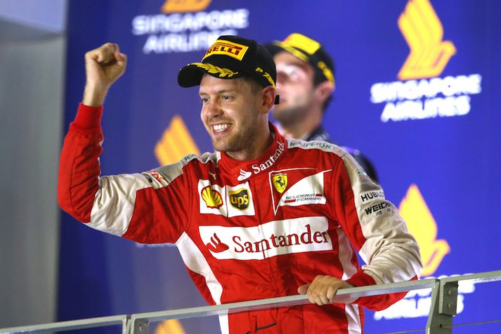 Sebastian Vettel hefur sett markmiðið á að reyna hið ómögulega, ná Lewis Hamilton.