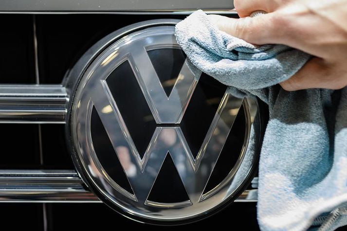 Volkswagen kom fyrir ólöglegum hugbúnaði í dísilbílum sem dró tímabundið úr magni svifryks í útblæstri á meðan þeir voru í mengunarprófum. Fyrirtækið hefur þurft að greiða þúsundi milljarða í skaðabætur og sektir vegna svikanna.