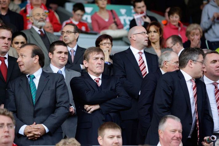Kenny Daglish er hér fyrir miðri mynd á leik hjá Liverpool.